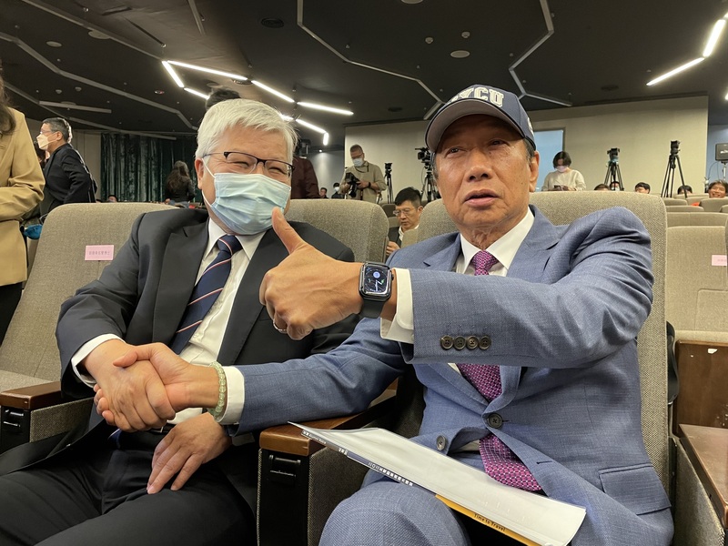 國立陽明交通大學8日頒授鴻海董事長劉揚偉名譽博士學位，鴻海創辦人郭台銘(右)、台積電總裁魏哲家(左)出席祝賀，兩人會前握手寒暄。(圖：中央社)