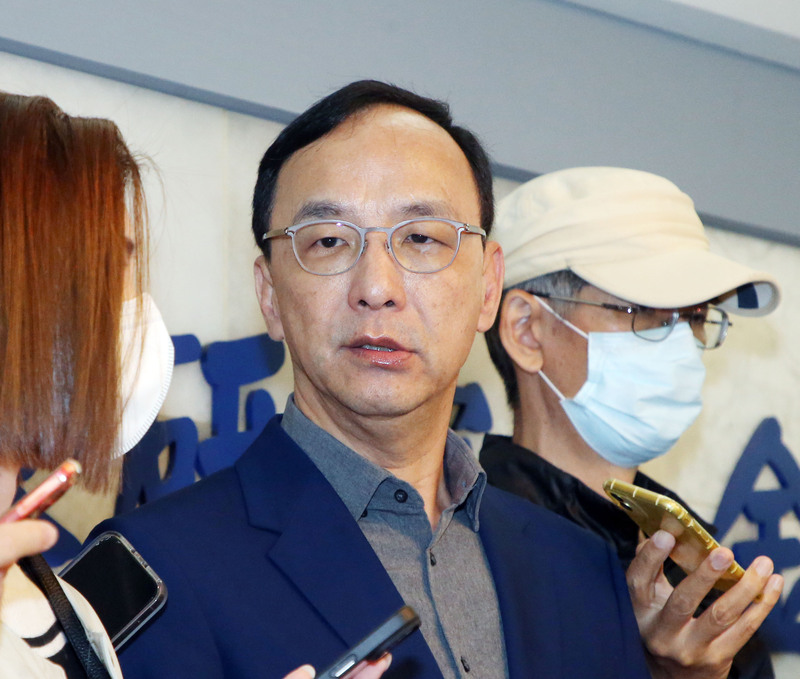 國民黨決定透過徵召決定總統人選，黨內希望加快速度；黨主席朱立倫（中）8日受訪指出，這次作業比過去提早很多，現階段要拉各方支持國民黨，包括鴻海創辦人郭台銘，未來也一定希望民眾黨主席柯文哲支持；團結更多力量，爭取更多選民的支持，才是最後勝選的基礎。(圖：中央社)