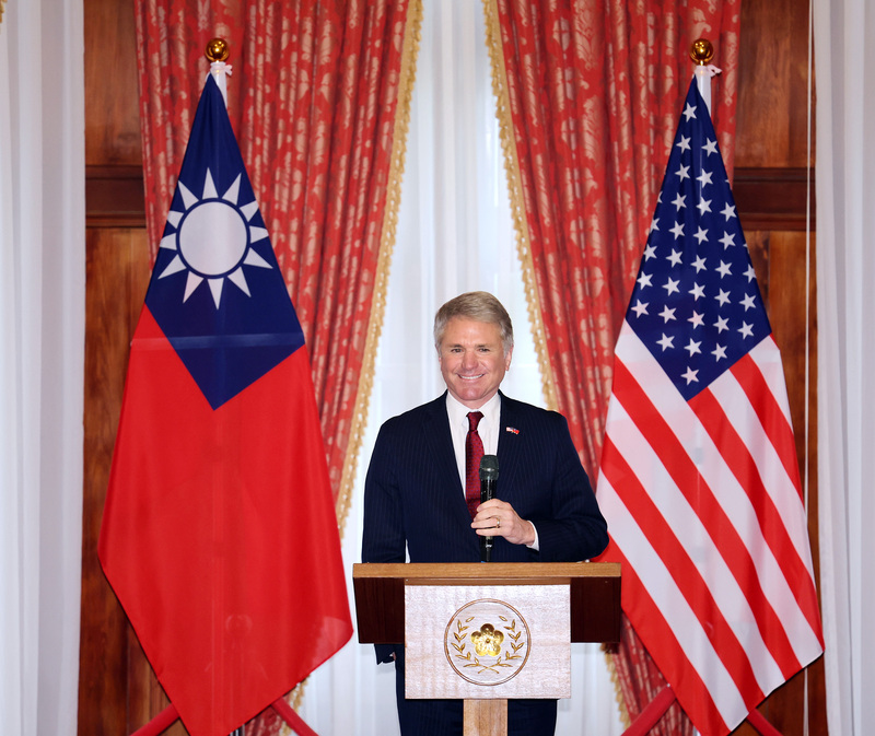 美國聯邦眾議院外委會主席麥考爾（MichaelMcCaul）日前率跨黨派議員團搭行政專機抵台訪問，總統蔡英文8日中午在台北賓館設宴款待訪團，圖為麥考爾致詞。 (圖：中央社)