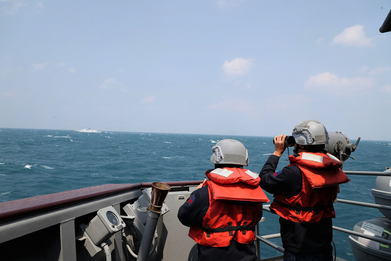 國防部公布海軍成功級飛彈巡防艦「張騫艦」，監控共艦「馬鞍山艦」照片。(國防部提供/圖：中央社)