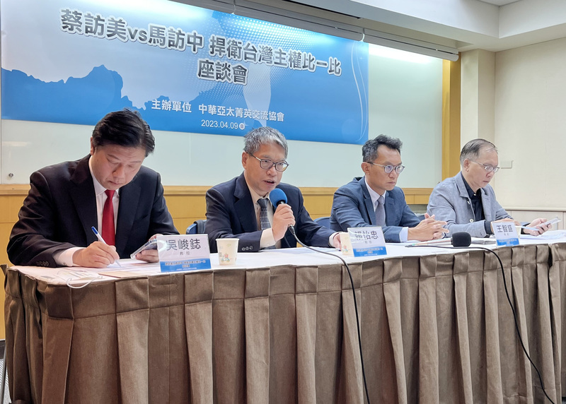 中華亞太菁英交流協會9日舉行「蔡訪美 vs 馬訪中 捍衛台灣主權比一比」座談會。左起為台北教育大學通識教育中心兼任助理教授吳竣鋕、台灣智庫諮詢委員賴怡忠、中華亞太菁英交流協會祕書長王智盛、亞太和平研究基金會執行長董立文。(圖：中央社)