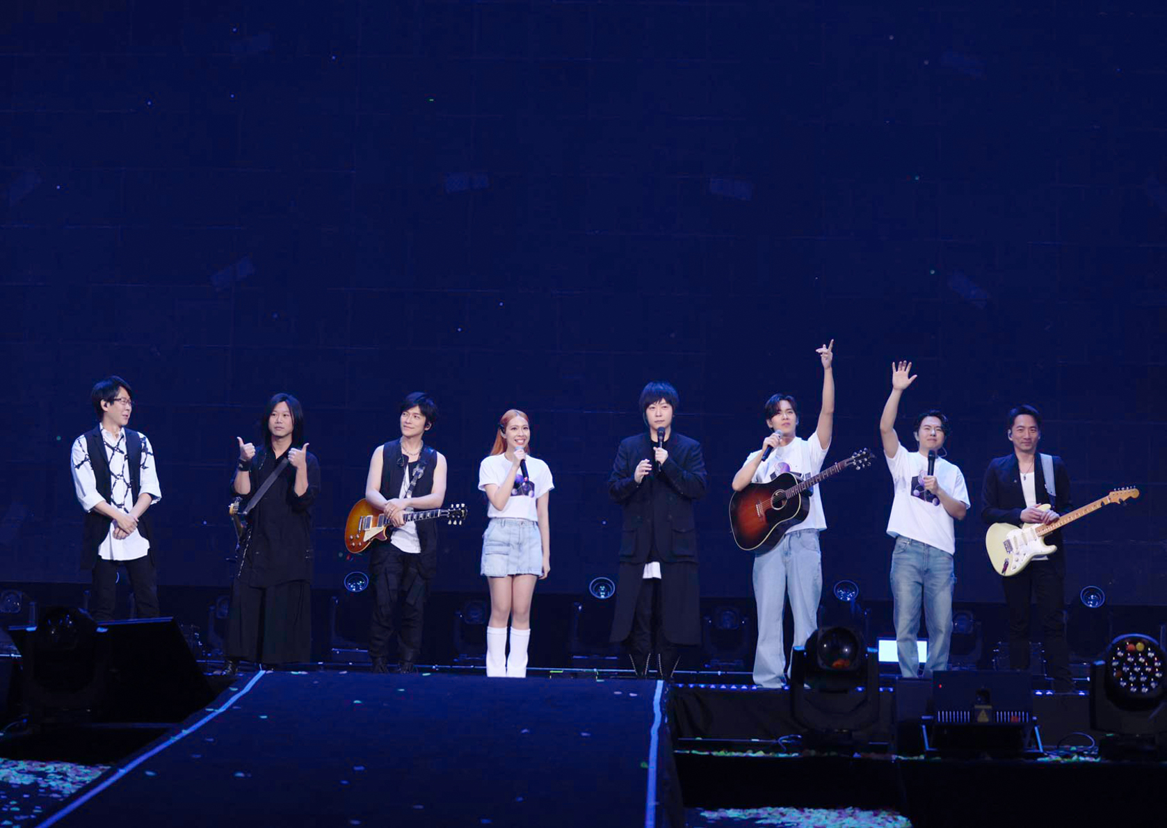 告五人台北小巨蛋第二唱演出，師兄五月天站台力挺。(相信音樂提供)