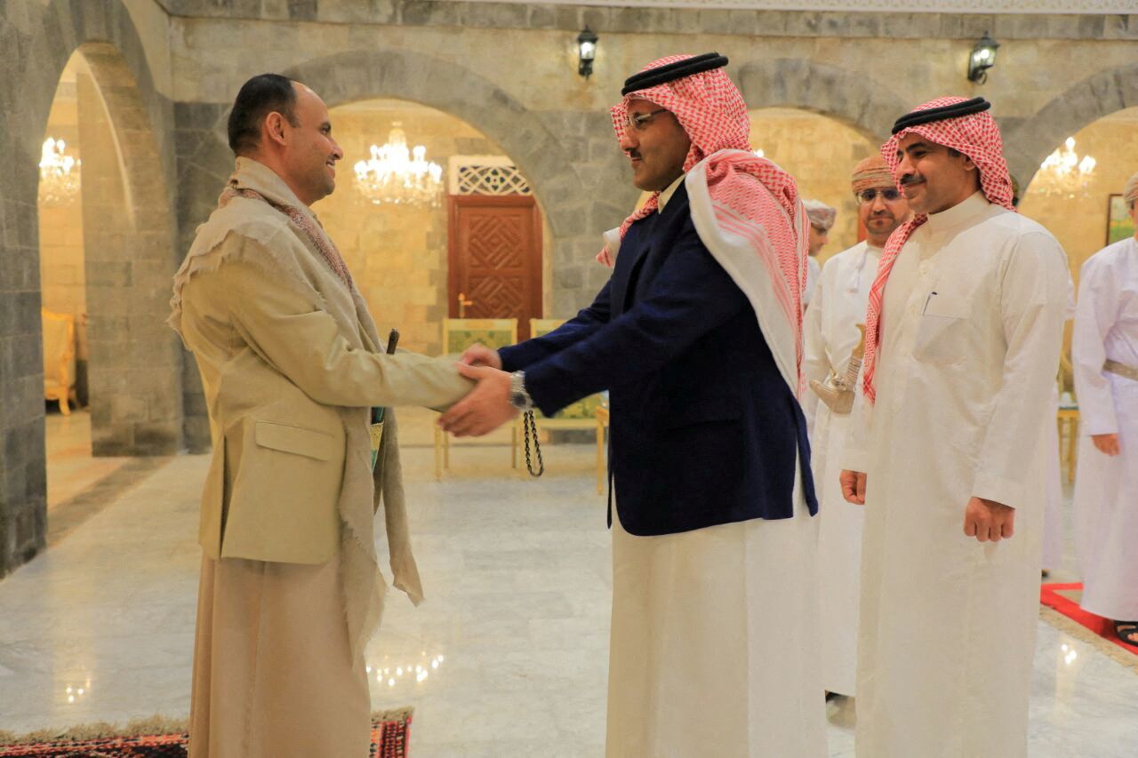 葉門叛軍「青年運動」組織政治領導人馬沙特(Mahdi al-Mashat)(左)，9日與沙國駐葉門大使賈貝爾(Mohammed bin Saeed Al-Jaber)握手，並舉行會談。(路透社/達志影像)