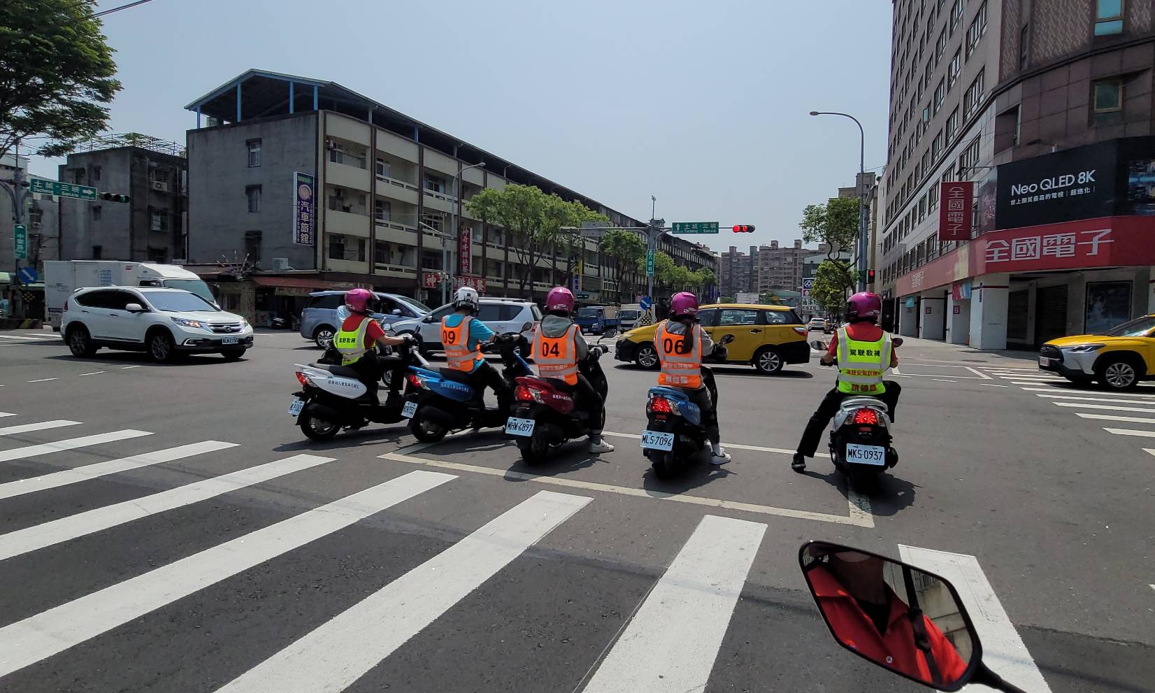 交通部公路總局11日正式啟動「機車道路安駕訓練」，圖為3名剛取得駕照的學員在機車教練的帶領下，實際體驗上路騎行的各種安全駕駛技能及觀念。(公路總局提供)