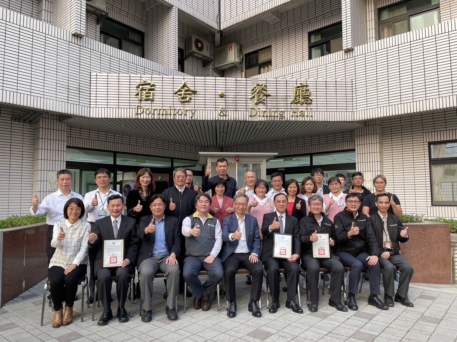 衛福部長薛瑞元11日起帶領團隊展開集中檢疫所感恩之旅，逐一訪視現行仍徵用的11家檢疫所，感謝這些身處第一線堅守崗位的工作人員。(圖：衛福部)