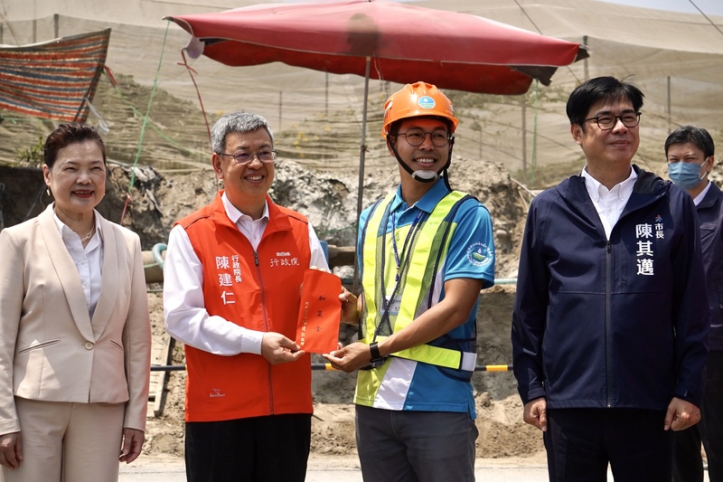 行政院長陳建仁（左2）11日在高雄市長陳其邁（前右1）、經濟部長王美花（左1）等陪同下，赴高屏溪溪埔伏流水視察，並致贈加菜金給抗旱工作的水利同仁，表達慰勉與感謝。(圖：中央社)