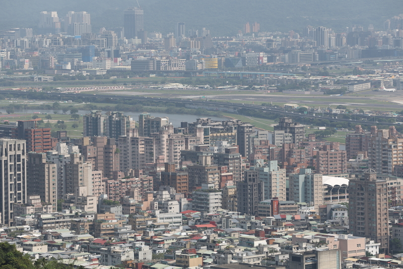 高房價與居住正義問題在大型選舉中，往往成為各政黨候選人關注的焦點。圖為台北市大直一帶住宅。(資料照片：中央社)