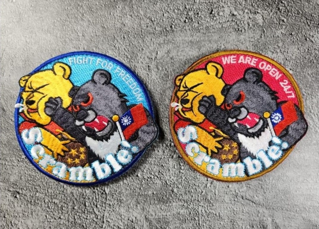 台灣黑熊痛揍小熊維尼圖樣的臂章近日引發關注。(圖：@new27brigade推特)