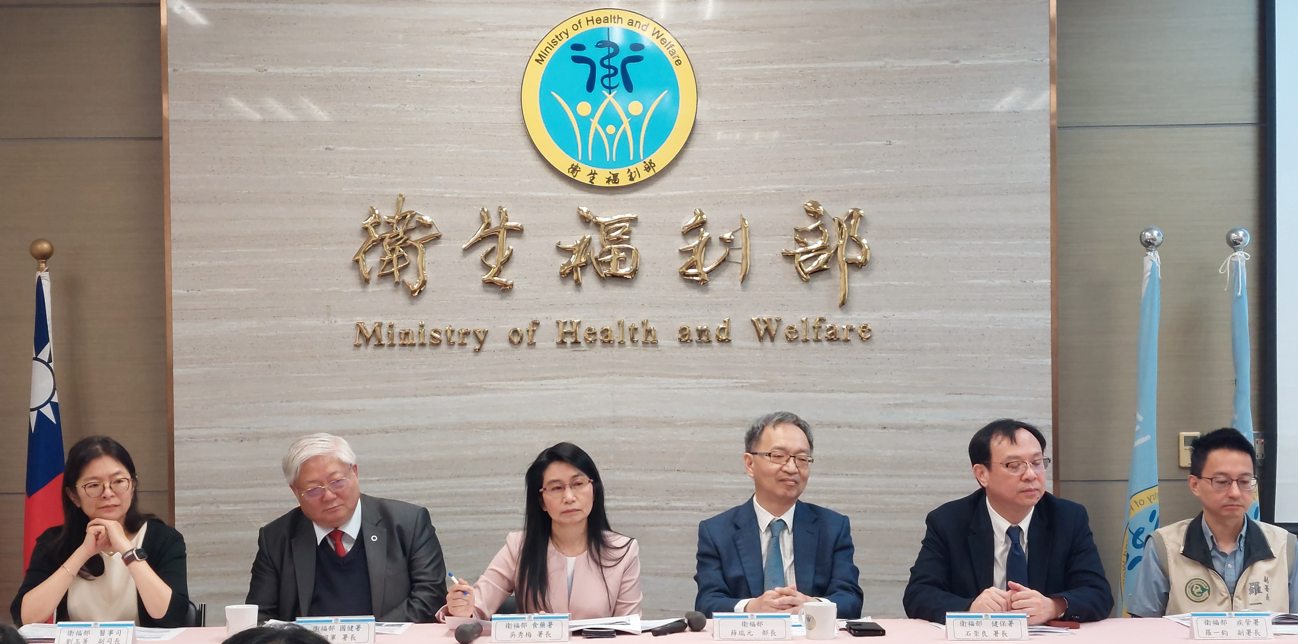 衛福部長薛瑞元(右3)11日宣布成立「藥品供應通報處理中心」。(劉品希 攝)