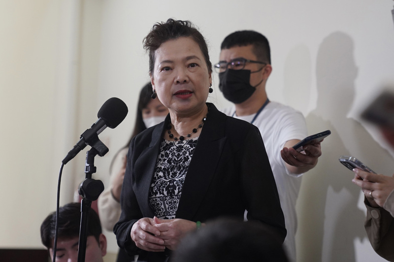 台積電高雄28奈米廠傳出計畫生變，經濟部長王美花(前中)12日受訪表示，台積電投資台灣、投資高雄不變。(圖：中央社)