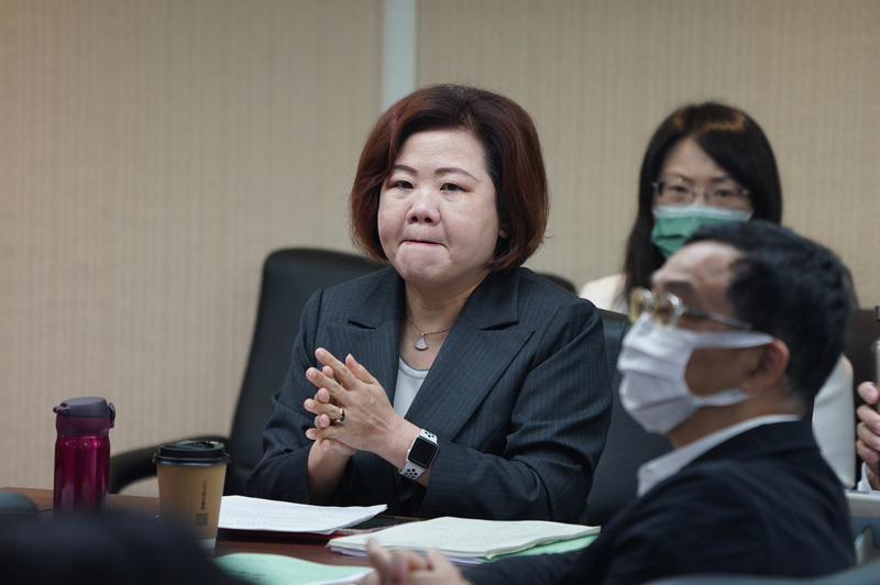 勞動部長許銘春（左）12日在立法院表示，產業缺工問題，在觀光旅宿、營造業等較嚴重，也與主管機關討論專案媒合。希望雇主能運用本國人力，是否開放移工，仍要視薪資、缺工等情況再考量。 (圖：中央社)