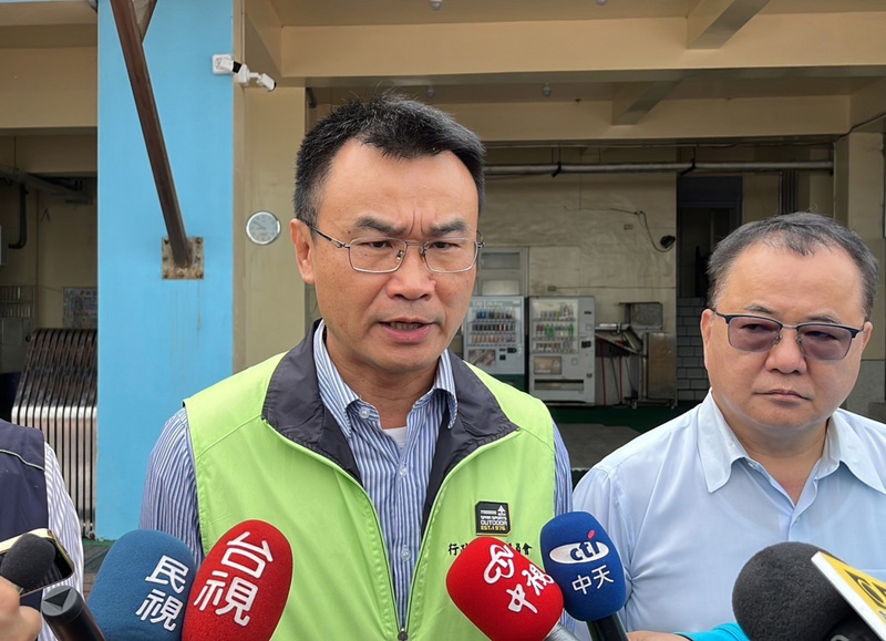 農委會主委陳吉仲(左)7日表示，農民因天然災害損失超過20%，就可以申請補助，也編列特別預算要協助乾旱用水狀況。(資料照/圖：中央社)