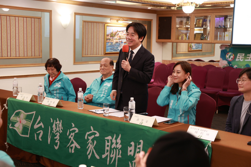 民進黨主席賴清德(中)12日獲民進黨提名成為2024總統參選人，首場活動是出席客家社團座談。(圖：中央社)