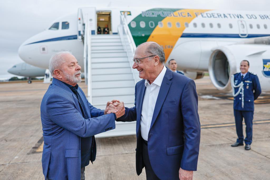 巴西總統魯拉(Luiz Inacio Lula da Silva,左)11日啟程前往中國訪問。 (圖:推特@LulaOficial)