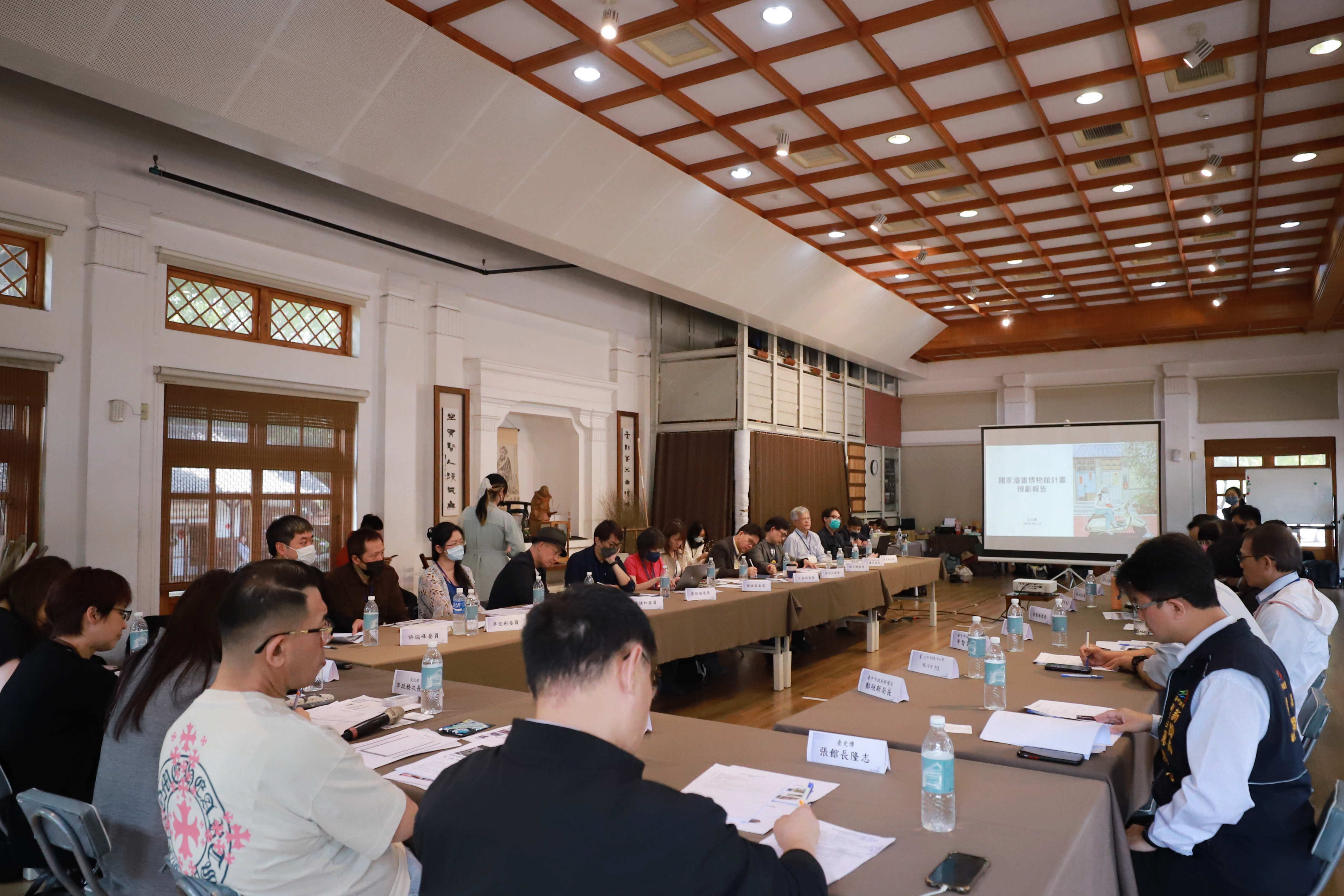 文化部12日於臺中刑務所召開第一次全國諮詢會議，由文化部政務次長李靜慧、文策院董事長蔡嘉駿共同主持，19位學者專家諮詢委員以及臺中市代表與會。(圖:文化部)