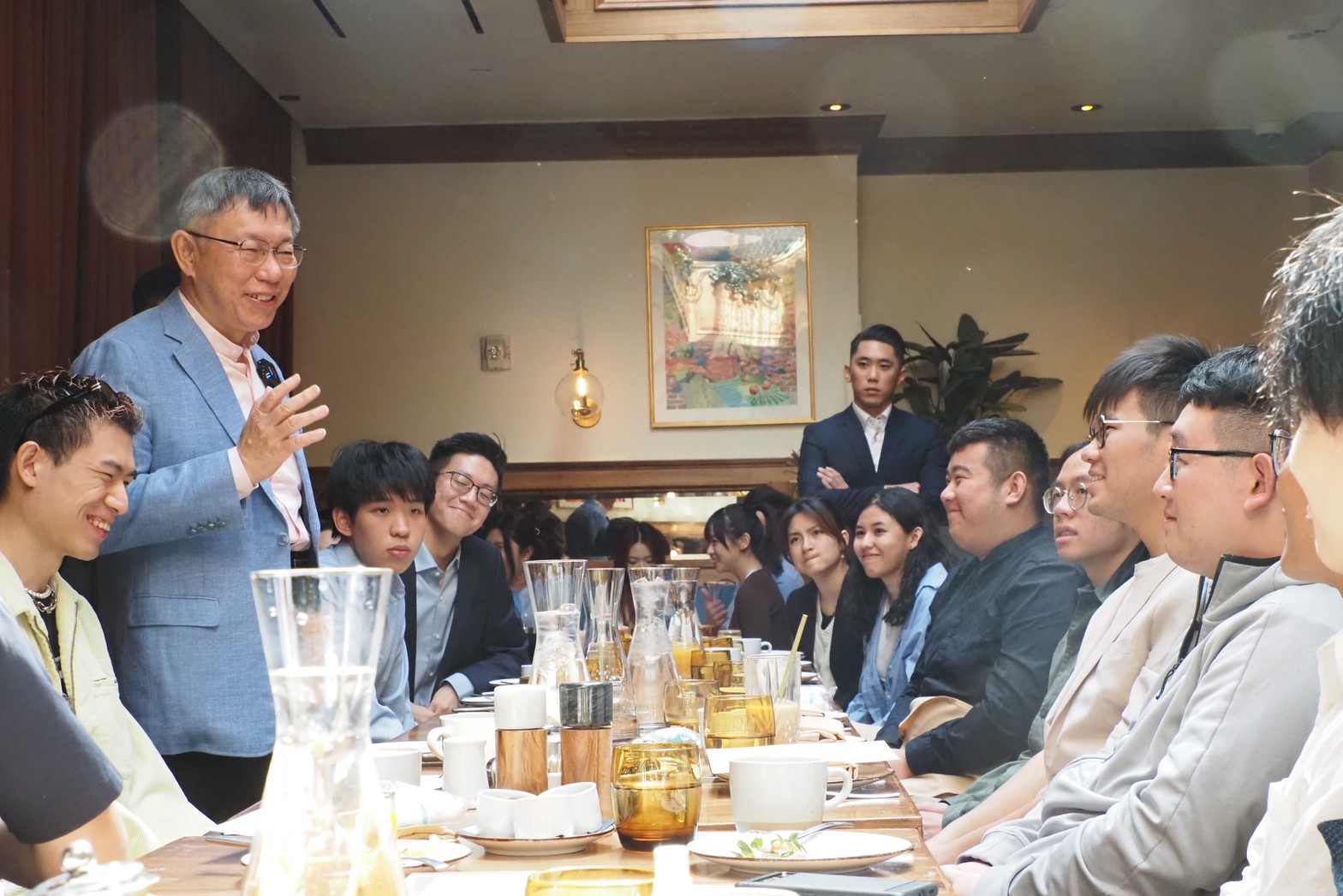民眾黨主席柯文哲美東時間11日上午在紐約與當地台灣學生進行早餐會。(民眾黨提供)