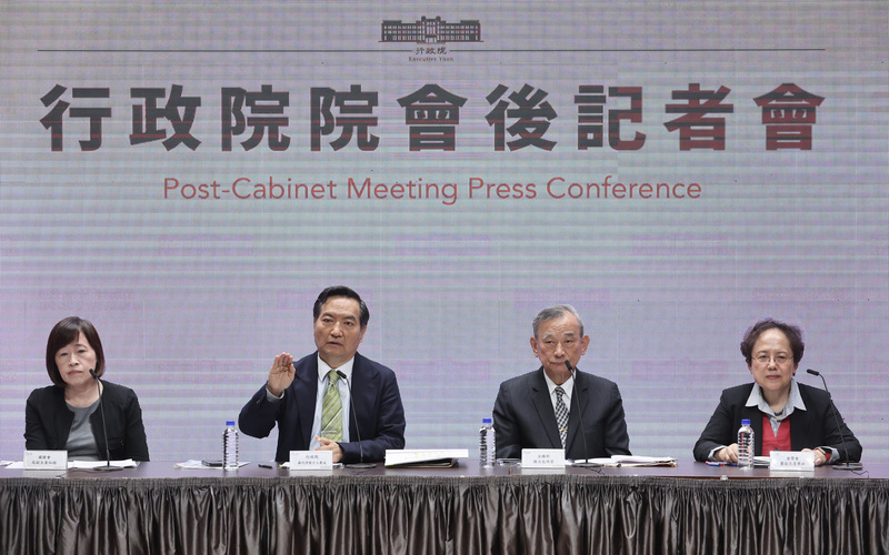 行政院會後記者會13日在新聞中心舉行，由政委兼代理發言人羅秉成（左2）主持，法務部次長陳明堂（右2）、國發會副主委高仙桂（左）、金管會副主委蕭翠玲（右）出席與會。 (圖：中央社)