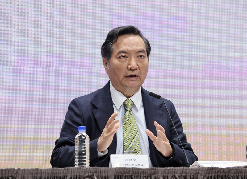 近日社群平台屢傳投資詐騙，行政院會13日通過網路投資廣告實名制規範，未來相關廣告除須載明刊播者等資訊，也禁登冒用名人引誘投資等6類廣告，而平台業者若違規刊登，恐有連帶賠償責任。圖為行政院代理發言人羅秉成出席院會後記者會說明。 (圖：中央社)