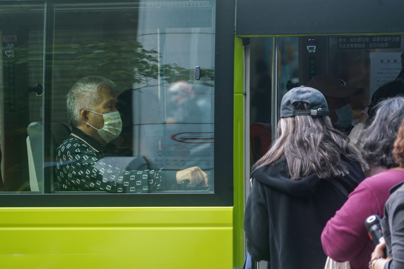 搭乘公共運輸17日起可免戴口罩，校車、幼兒園專用車及校園接駁車比照辦理。(圖：中央社)