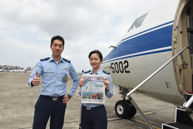 社群流傳空軍一架福克50行政專機飛往中國，空軍駁斥是子虛烏有，並請官兵手持13日出版的軍媒「青年日報」報紙，與網傳機號5002的福克50合影。(圖：中央社)