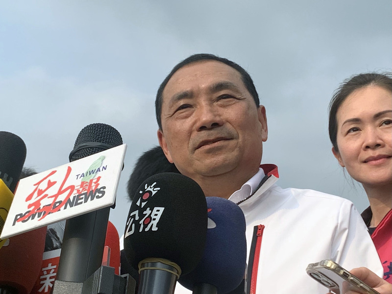 新北市長侯友宜（前）受訪。(資料照片/中央社)