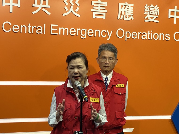 經濟部部長王美花(左)13日晚間表示，自即日起新竹及台中、包含北彰化地區調整為減壓供水黃燈。右為水利署署長賴建信。(圖：經濟部)
