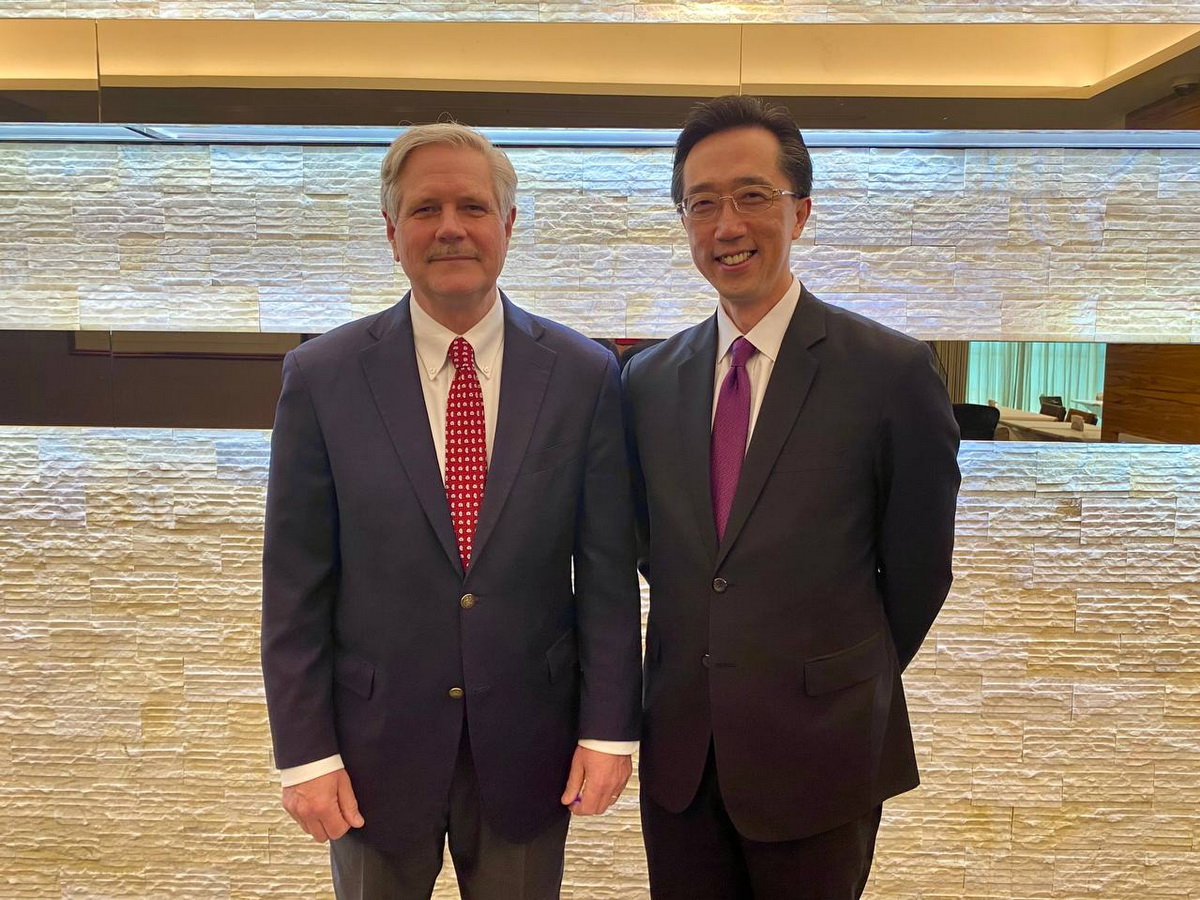 美國聯邦參議員何文(John Hoeven，左)13日抵台訪問，右為外交部北美司司長徐佑典 (外交部提供)