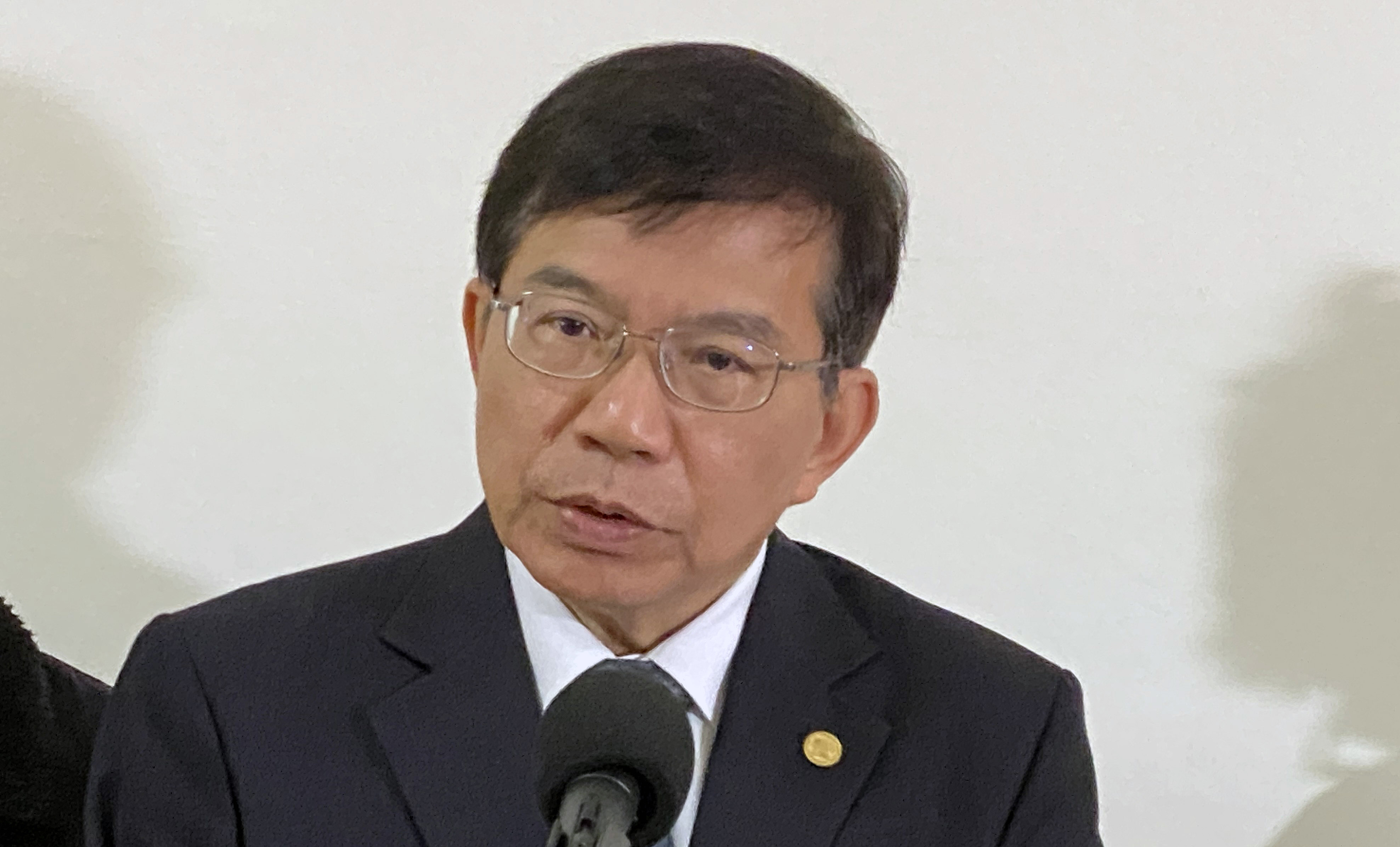 交通部長王國材13日赴立法院交通委員會與司法及法制委員會聯席審查「交通部組織法修正草案」時接受媒體聯訪。(吳琍君攝)