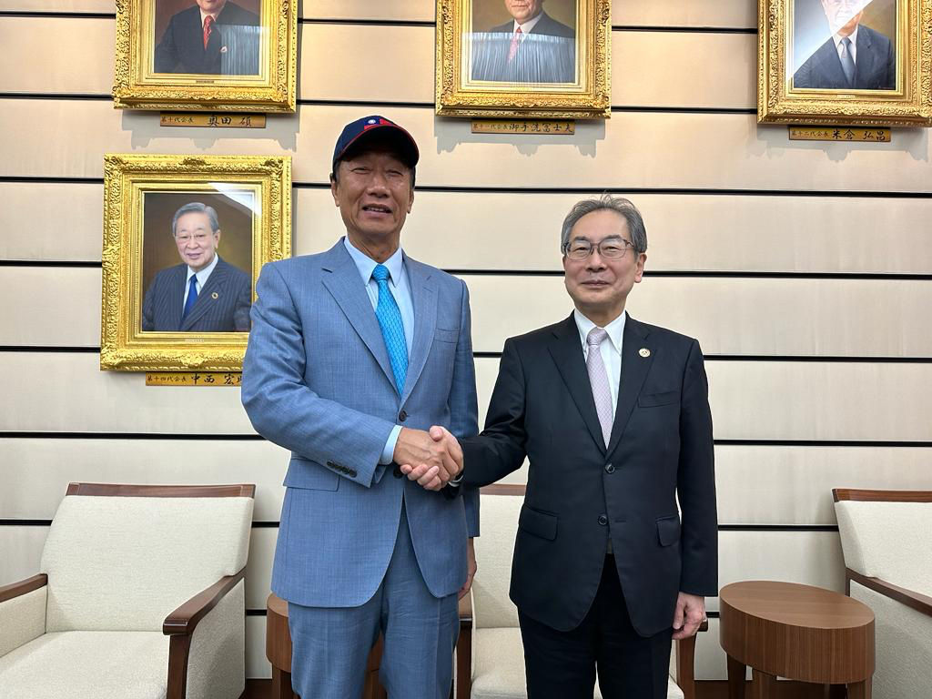 郭台銘日本行12日拜會經團連副會長久保田政一(右)。（圖：郭台銘辦公室提供）