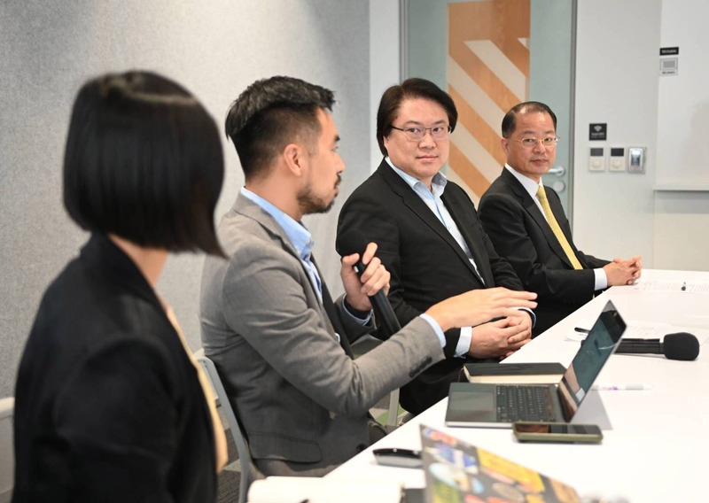 內政部長林右昌13日參訪Meta台灣辦公室，與Meta共同討論網路詐騙防治措施與防詐教育計畫，為台灣打造更安全的數位環境。(內政部提供) (圖：中央社)