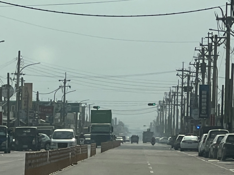 受到颱風環流及東北季風影響，彰化至雲嘉南局部地區24日空氣品質可能達「紅色警示」等級。(圖：中央社)