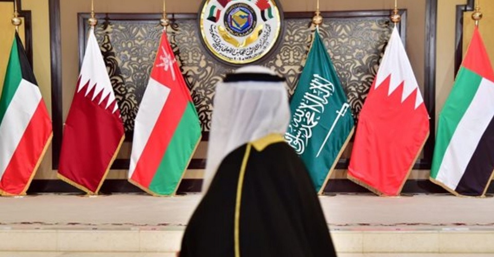 阿拉伯領袖傳齊聚沙國，反制川普接管加薩計畫。圖為波斯灣合作理事會6個國家旗幟。(X平台)