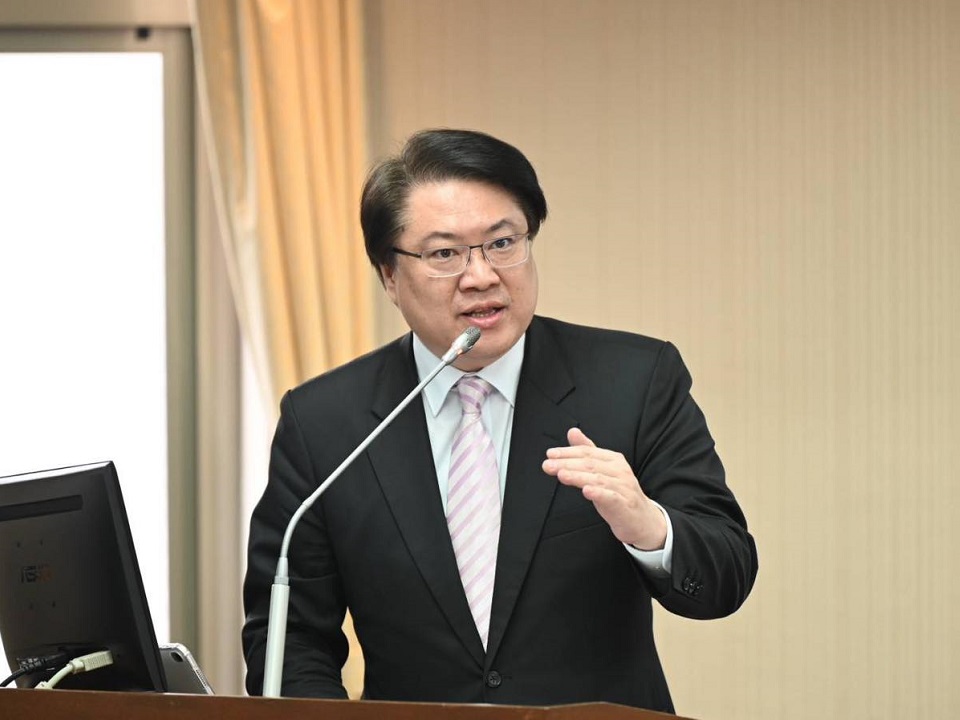 內政部長林右昌表示，未來外籍學生來台就學畢業後，將可在台居留1年，必要時可再申請延長1年，填補勞動力不足問題。(圖：林右昌臉書)