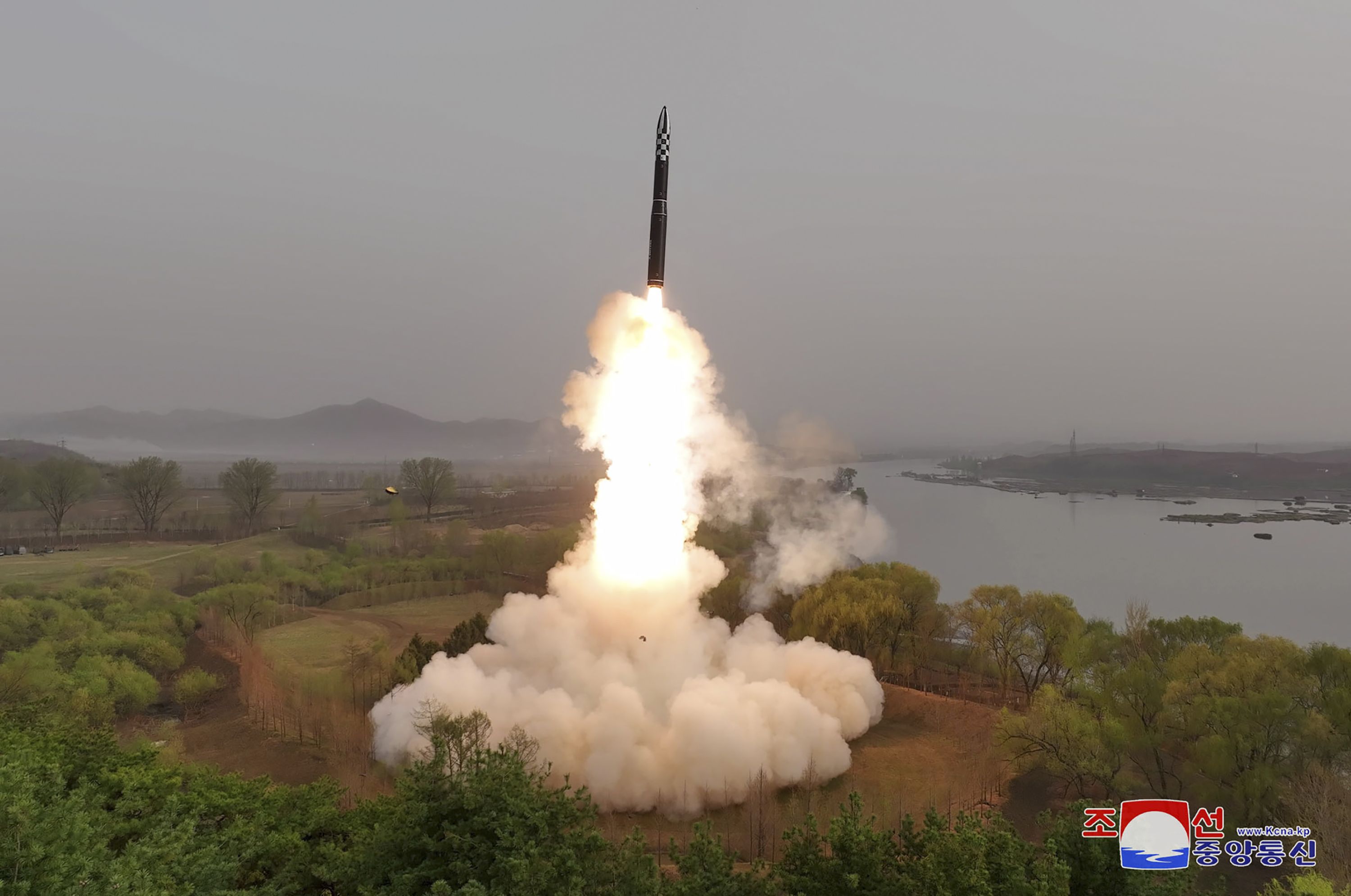 北韓官方中央通信社(KCNA)指出，北韓新型洲際彈道飛彈「火星-18」(Hwasung-18)已經在4月13日成功試射。(路透社/達志影像)