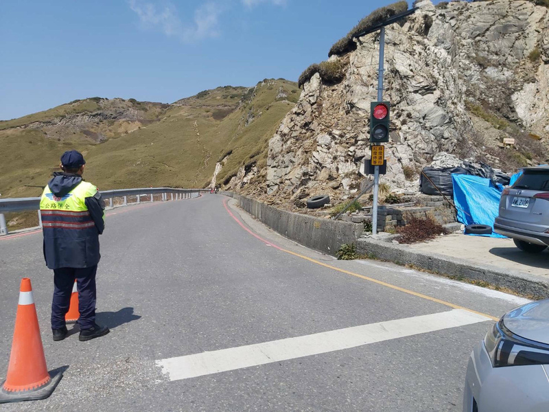 交通部公路總局在武嶺隘口兩端設置管制燈號，連假或花季視車流機動使用，非全天24小時運作，但運作時視為正式紅綠燈，駕駛人闖紅燈可依道路交通管理處罰條例開罰。（公路總局提供） (圖：中央社)