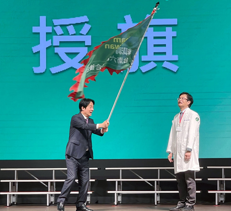 民進黨主席賴清德（左）投入2024總統大選，15日下午在台南授旗給台南市信賴台灣之友會、台南醫療大聯盟、台南六師等聯合後援會。賴清德並指出，他在台南成立全國第一個信賴台灣之友會是「不忘本」。 (圖：中央社)