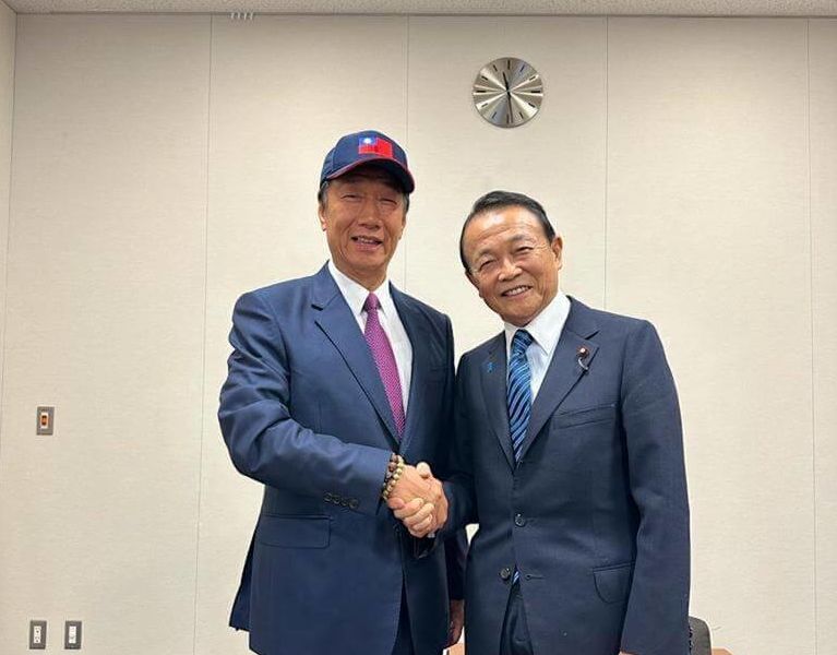 鴻海創辦人郭台銘（左）14日與日本前首相、自民黨副總裁麻生太郎（右）會面。（郭台銘辦公室提供）(中央社 )