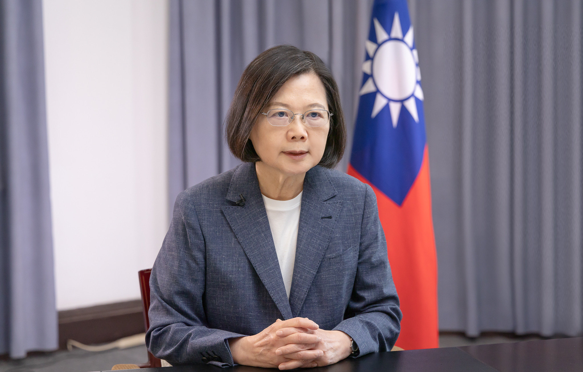 蔡英文總統15日為「世界台灣商會聯合總會第29屆第2次理監事會議開幕典禮」錄製致詞影片。 (圖:總統府)