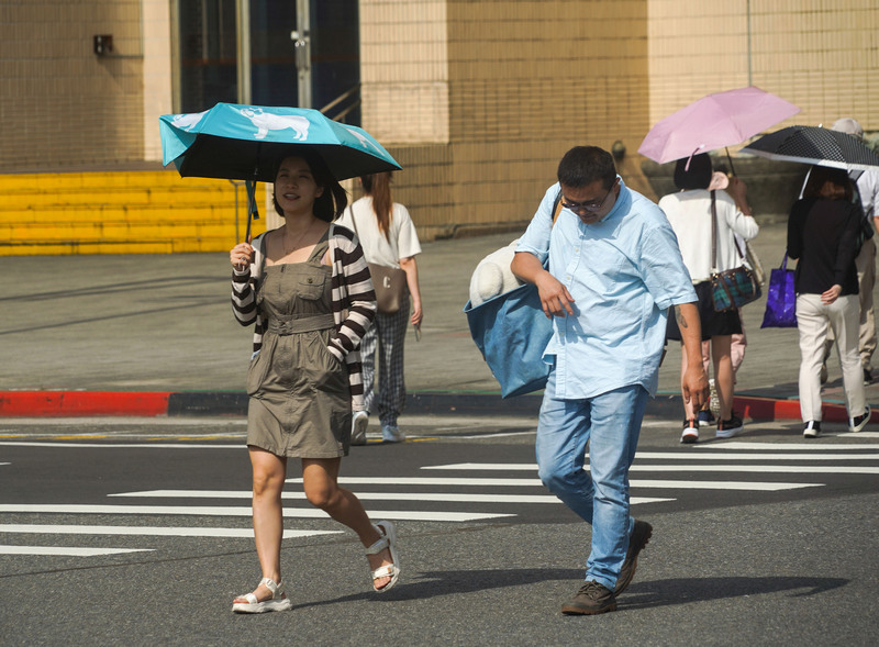 中央氣象局16日表示，18日前各地高溫多在攝氏30度以上，19、20日鋒面接近。圖為16日信義區街頭。(圖：中央社)