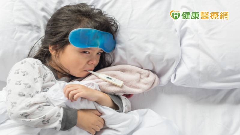 兒童腸病毒的症狀隨著型別不同而改變，常見的是發燒、喉嚨痛、紅疹，就醫時醫師有機會在檢查時發現咽喉水泡或潰瘍，而診斷腸病毒典型的疱疹性咽峽炎或手足口症。(圖：健康醫療網 提供)