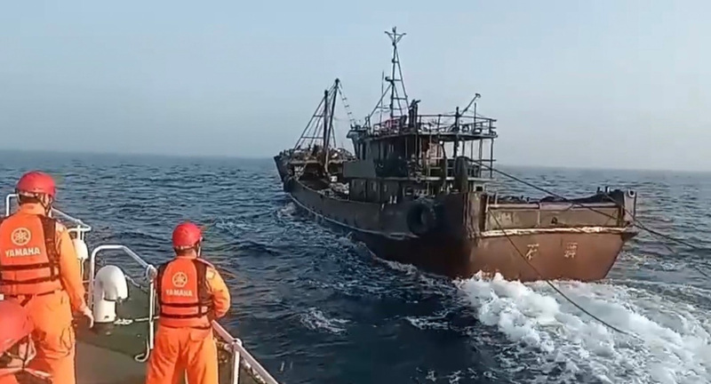 台中海巡隊8日在通霄外海20浬海域發現1艘中國漁船越界作業，強勢押回13人偵辦。圖為海巡署艦隊查緝越界中國漁船情況。示意圖，非當事漁船。 (圖：中央社)