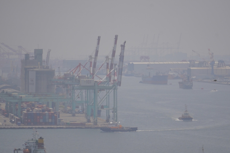 環境部已提前與台中等西部縣市進行應變，一旦預報研判空品變差，便會啟動相關應變措施。圖為遠眺高雄港天空灰濛濛一片。(資料照/中央社)