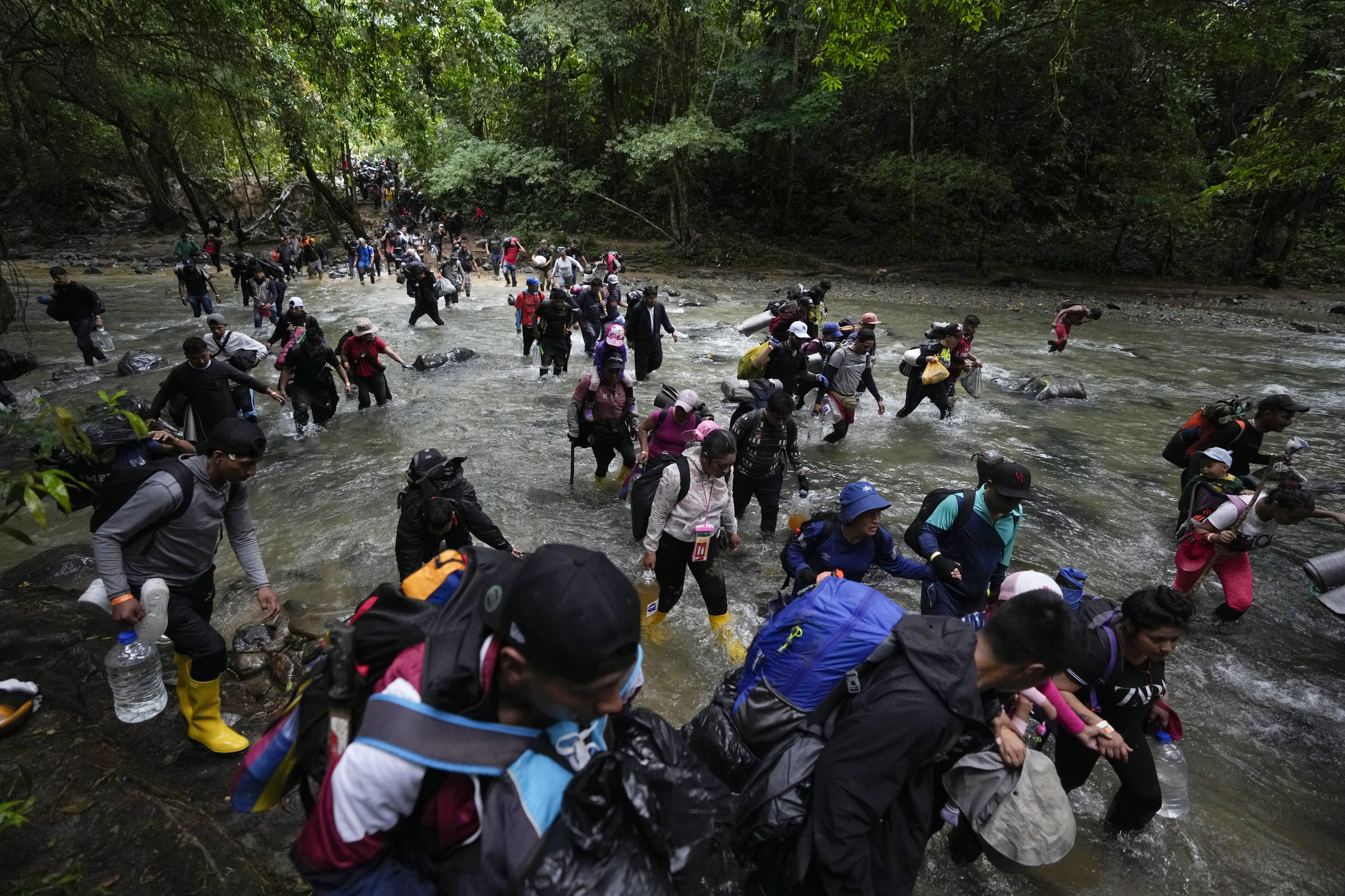 近來在連接南美與中美洲的「達連隘口」（Darien Gap）偷渡者隊伍中除了拉丁美洲人，赫然多了中國人的臉孔。(美聯社/達志影像)