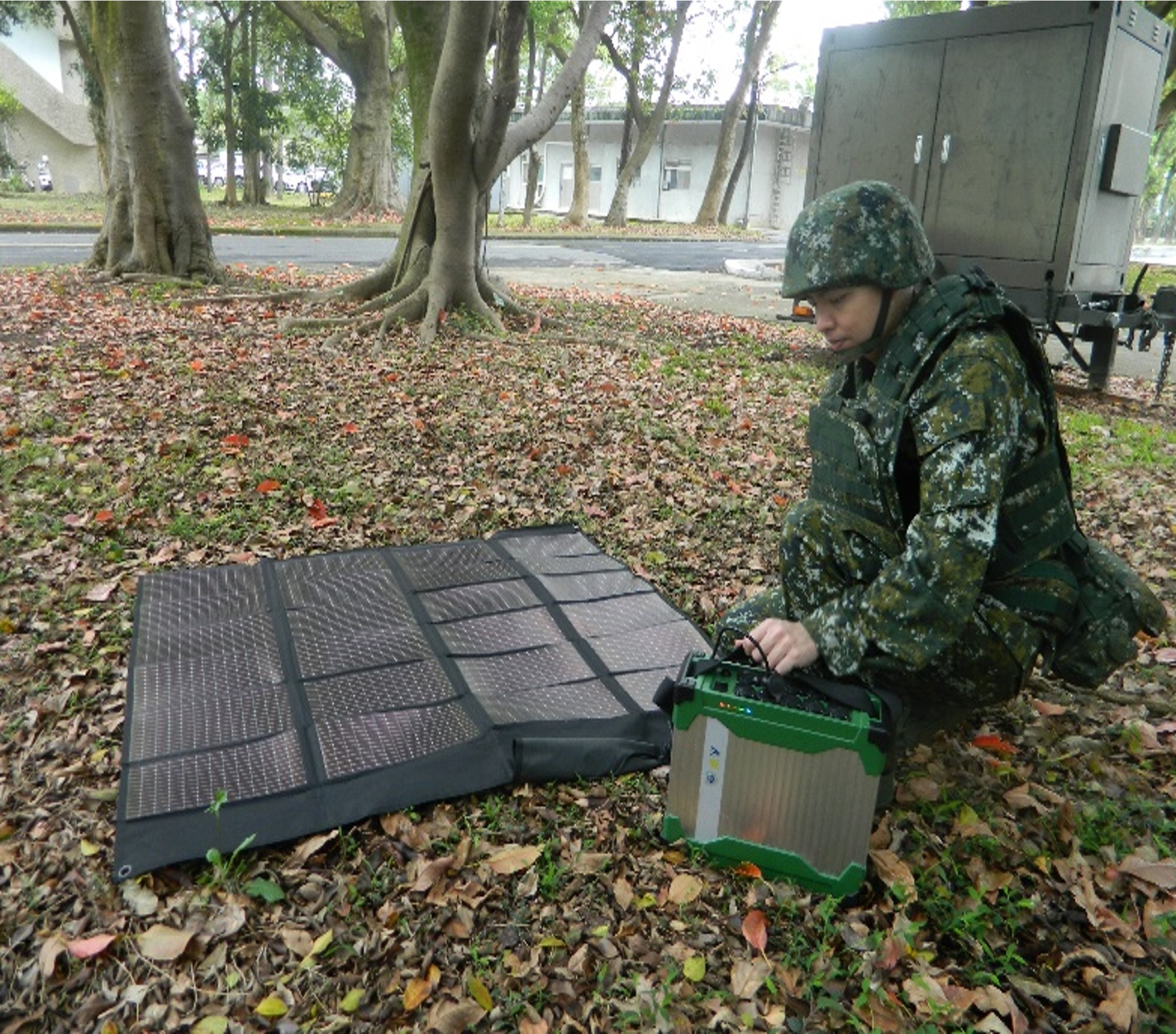 中科院研發軍用機動儲能設備，其中小型供電系統單兵就能攜帶使用，且只要將太陽能板鋪在地上就能充電。(中科院提供)