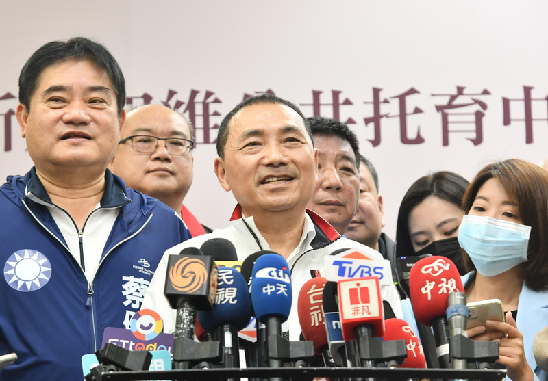 新北市長侯友宜將出訪新加坡，民進黨質疑是為了躲避「搓圓仔湯」爭議。侯友宜（前中）18日受訪表示，清清白白、坦坦蕩蕩，不是臨時起意去新加坡逃避某件事。 (圖：中央社)
