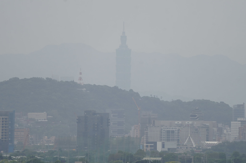 環境部表示，已提前協調燃煤電廠減排、通知地方政府防制應變，預計25日才會減緩。(圖：中央社)