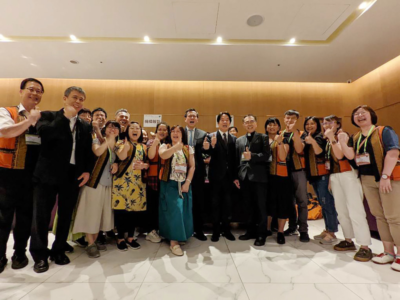 副總統賴清德(右7)18日出席台灣基督長老教會第68屆總會通常議會。(圖：中央社)