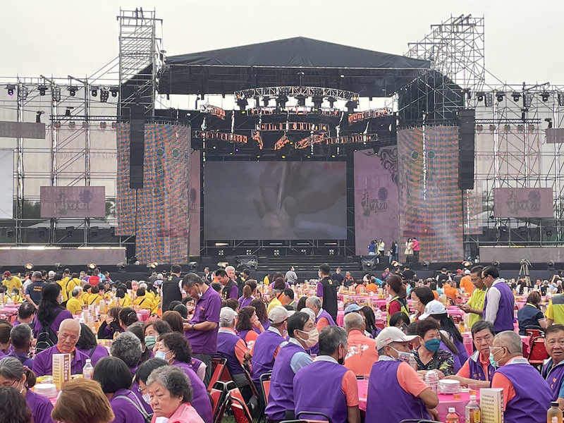台中大甲鎮瀾宮媽祖9天8夜遶境進香活動21日即將起駕，因疫情影響停辦3年的起駕宴今年恢復舉辦，18日在大甲體育場席開1000桌，場面盛大。(圖：中央社)