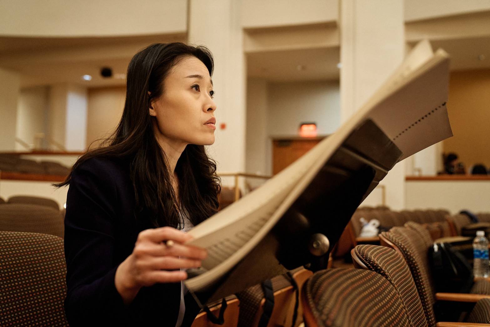 作曲家陳可嘉現身NSO彩排，聆聽NSO演出她所譜寫新曲〈潮生潮落〉，將於19日NSO甘迺迪中心音樂會世界首演。(NSO提供)