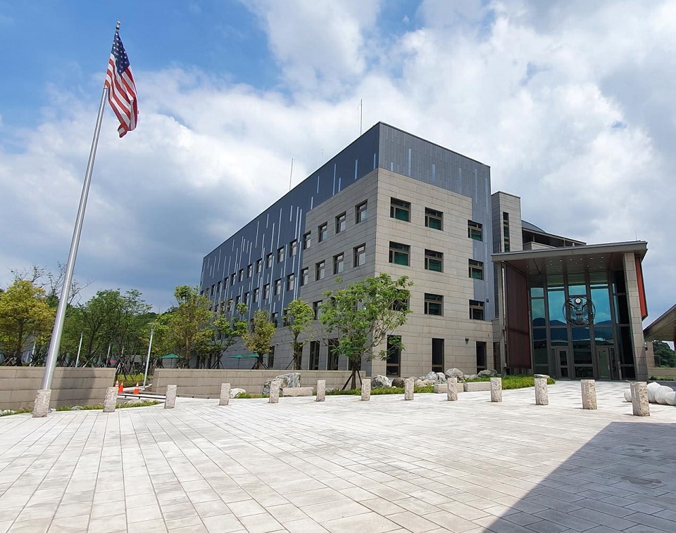 AIT 16日表示，美方長期反對片面改變現狀，不回應每個假設性問題，但「中國是當前對台海和平和穩定的唯一且最大威脅」。(AIT臉書)